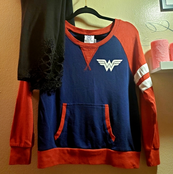 DC Comics Tops - DC Comics Wonderwoman sweatshirt